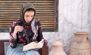 läsande kvinna i hijab